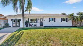 425 Via Valencia Ct in Merritt Island, FL - Building Photo