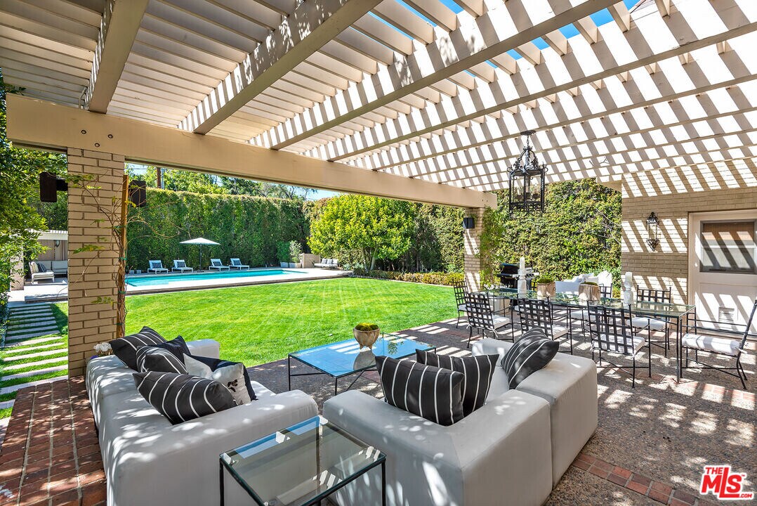 905 Bedford Dr in Beverly Hills, CA - Building Photo