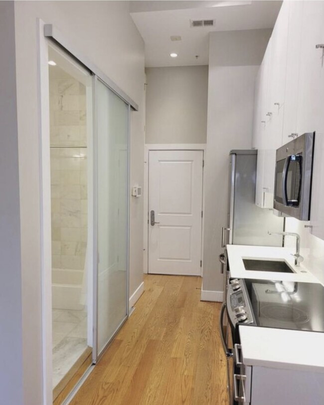 1211 G St SE, Unit 6 in Washington, DC - Foto de edificio - Building Photo