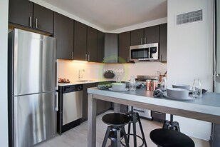 135 W Superior St in Chicago, IL - Building Photo