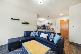 The Park at 1824 Student Apartments in Milwaukee, WI - Building Photo