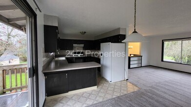 13840 SW Walker Rd in Beaverton, OR - Building Photo - Building Photo