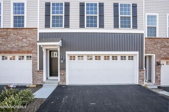 41 Wembley Wy in Tinton Falls, NJ - Foto de edificio - Building Photo
