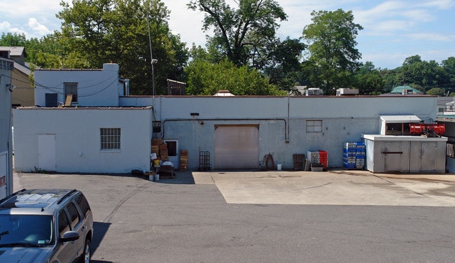 30 Stewart Ave in Huntington, NY - Building Photo - Building Photo