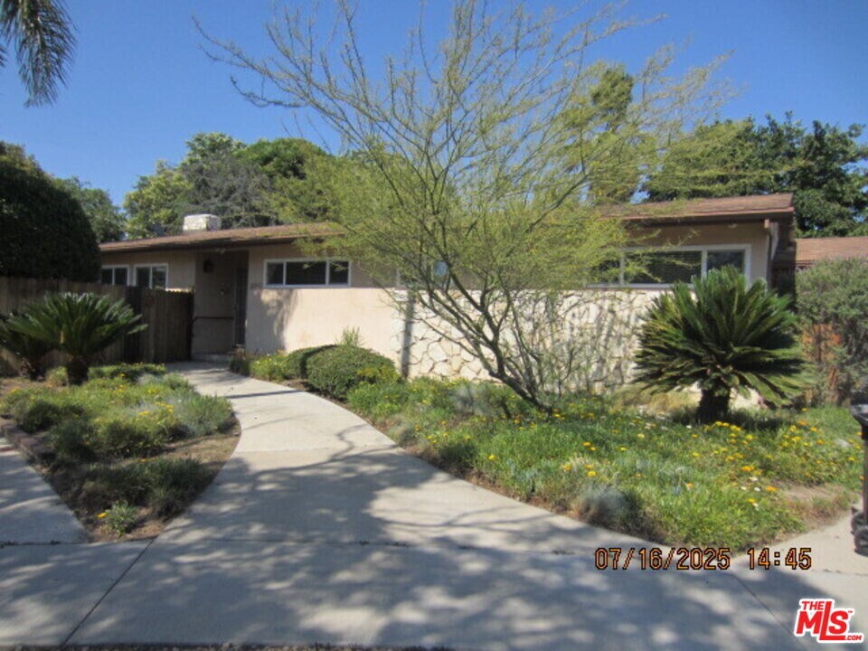 12715 Hartland St in Los Angeles, CA - Building Photo