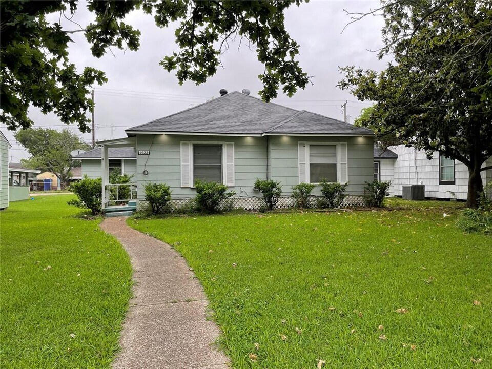 1622 W 8th St in Freeport, TX - Building Photo