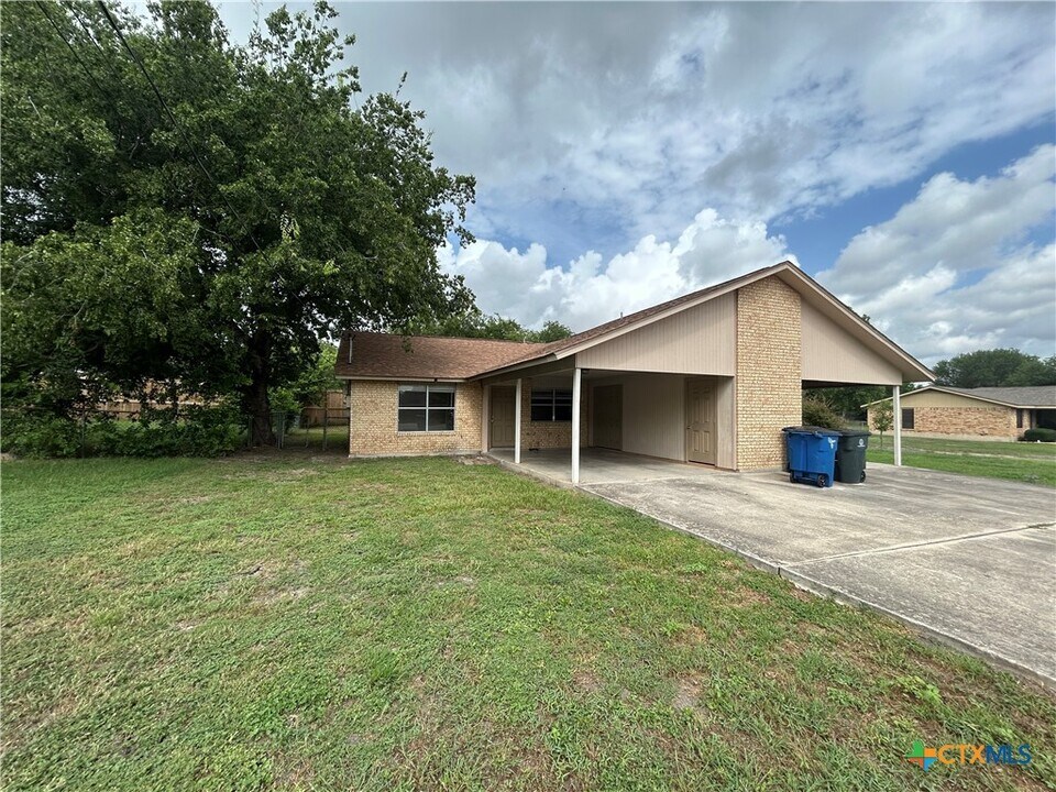 1324 S Mesquite Ave in New Braunfels, TX - Building Photo