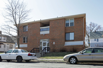 2625 W Juneau Ave in Milwaukee, WI - Foto de edificio - Building Photo