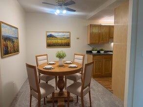Woodbridge Manor Apartments in Lansing, MI - Building Photo - Building Photo