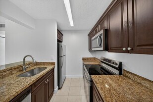 913 Meadows Cir in Boynton Beach, FL - Building Photo