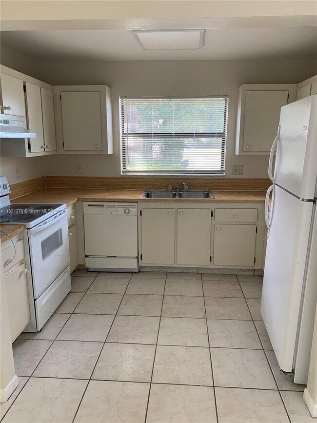 1314 White Pine Dr in Wellington, FL - Building Photo - Building Photo