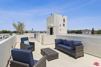 132 Rosemont Ave in Los Angeles, CA - Building Photo - Building Photo