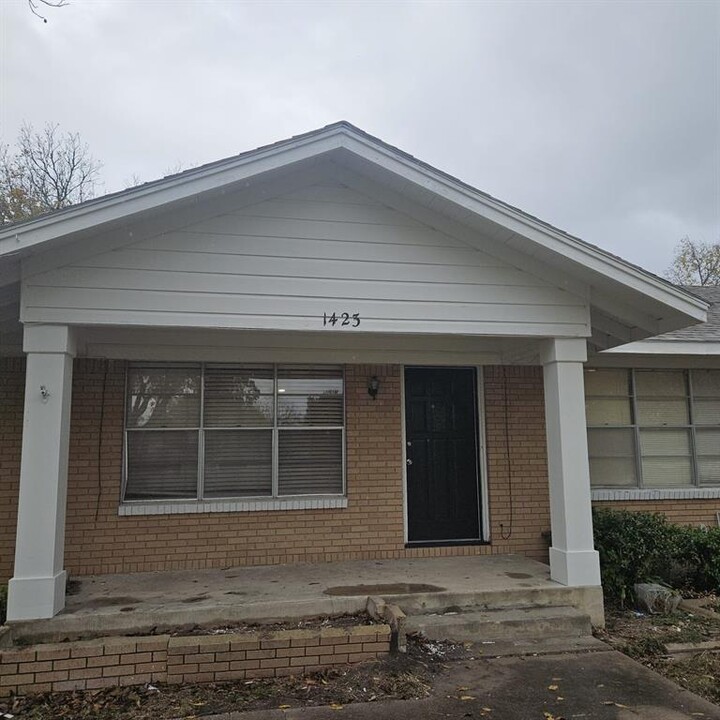 1423 W San Antonio St in Lockhart, TX - Building Photo