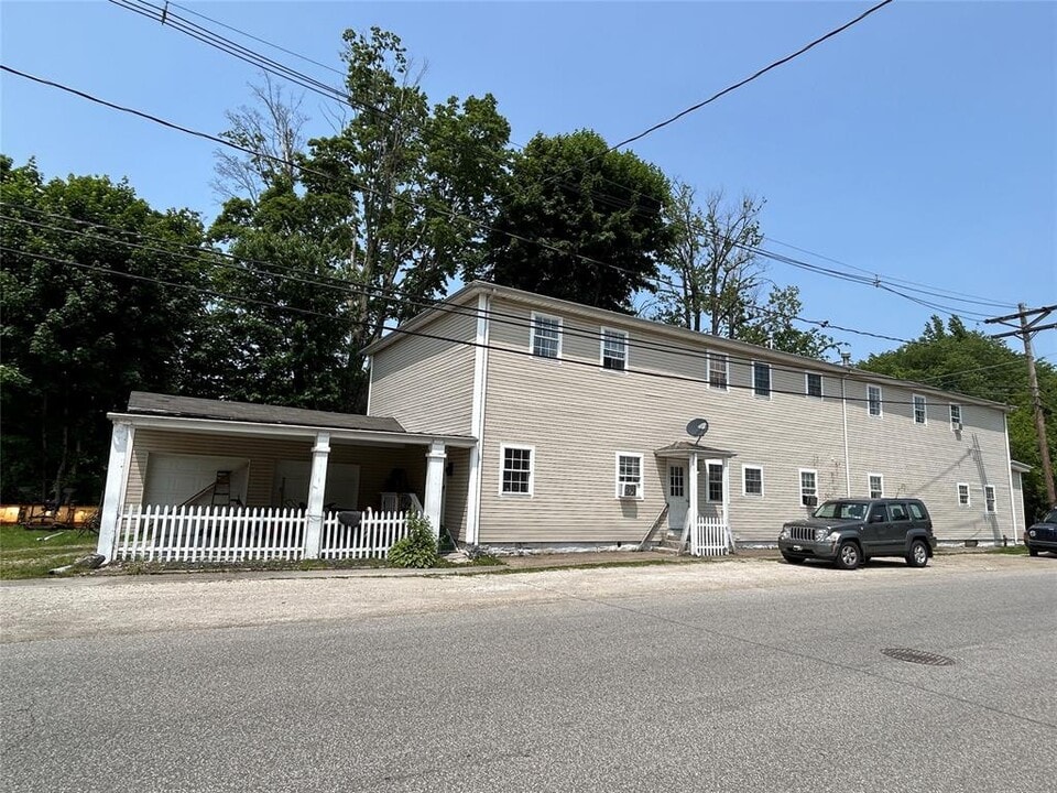 10118 Hall St in Lake City, PA - Foto de edificio