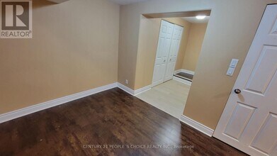 1402 Fisher Ave in Burlington, ON - Building Photo - Building Photo