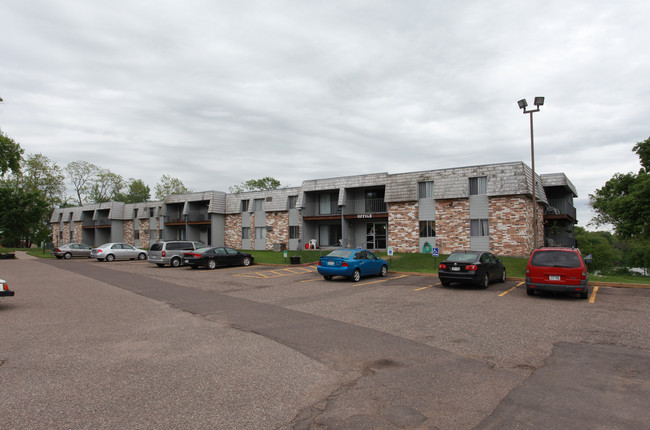 Lake Mallalieu Apartments in Hudson, WI - Foto de edificio - Building Photo