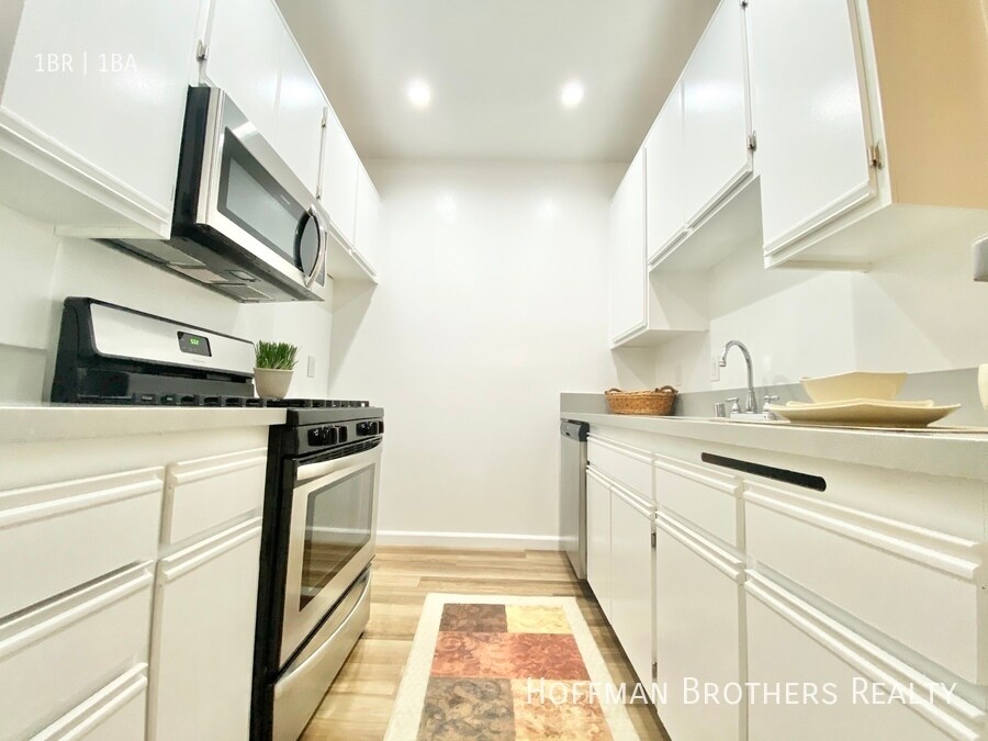1327 N Sierra Bonita Ave in Los Angeles, CA - Building Photo
