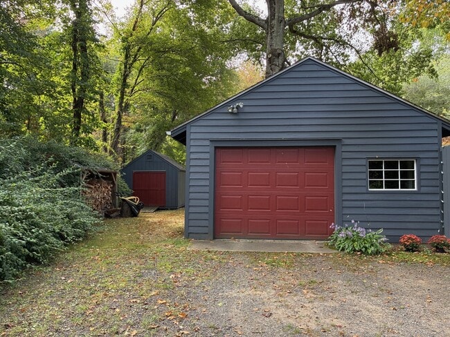 529 N Madison Rd in Guilford, CT - Building Photo - Building Photo