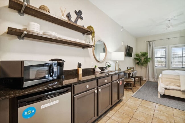 10343 E County Hwy 30A in Seacrest, FL - Foto de edificio - Building Photo