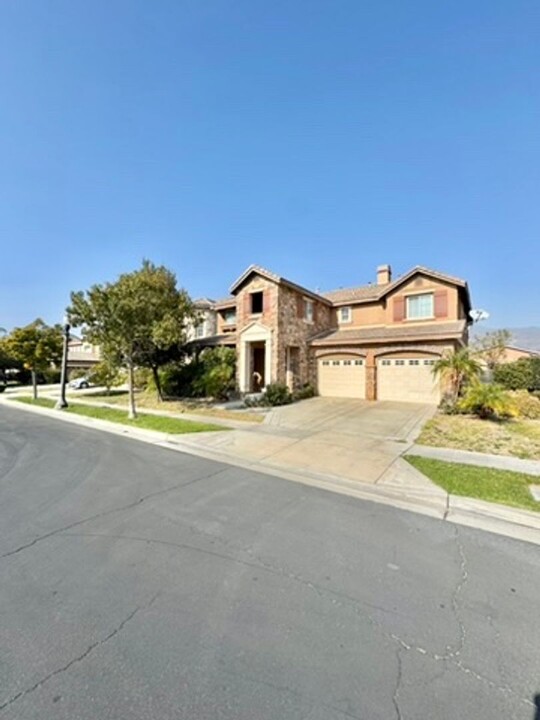 15688 Portenza Dr in Fontana, CA - Building Photo