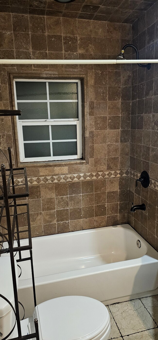 6459 San Luis St, Unit APARTMENT in Paramount, CA - Building Photo - Building Photo