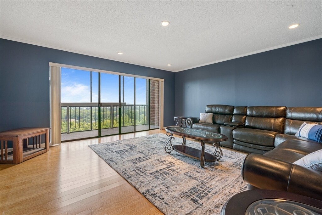 3 Summit Dr in Reading, MA - Building Photo