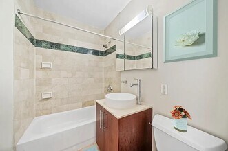 8 Liberty Pl in New York, NY - Building Photo - Building Photo