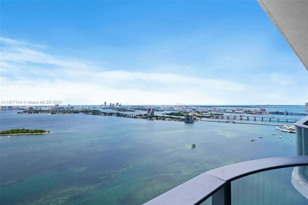 700 NE 24th St in Miami, FL - Foto de edificio