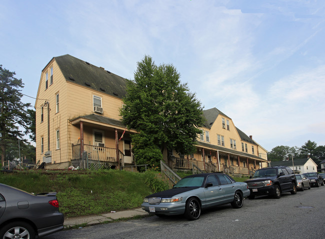 21-31 Overlook St in Whitinsville, MA - Foto de edificio - Building Photo