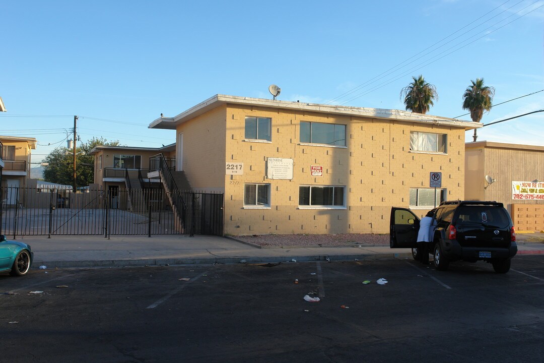 Sunrise Apartments in Las Vegas, NV - Building Photo