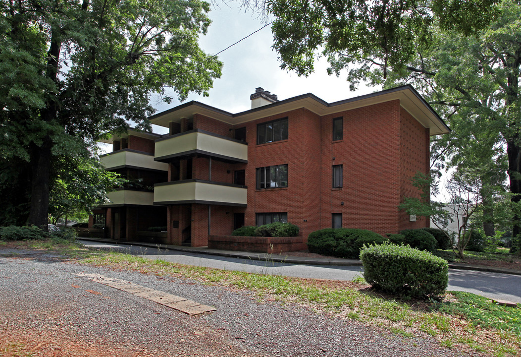 Balmoral Courts in Charlotte, NC - Building Photo