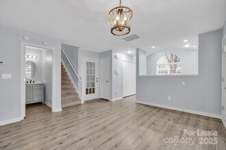 8041 Christmas Ct, Unit 01601 in Charlotte, NC - Foto de edificio - Building Photo