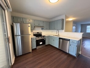 201 N Waters Edge Dr in Glendale Heights, IL - Building Photo - Building Photo