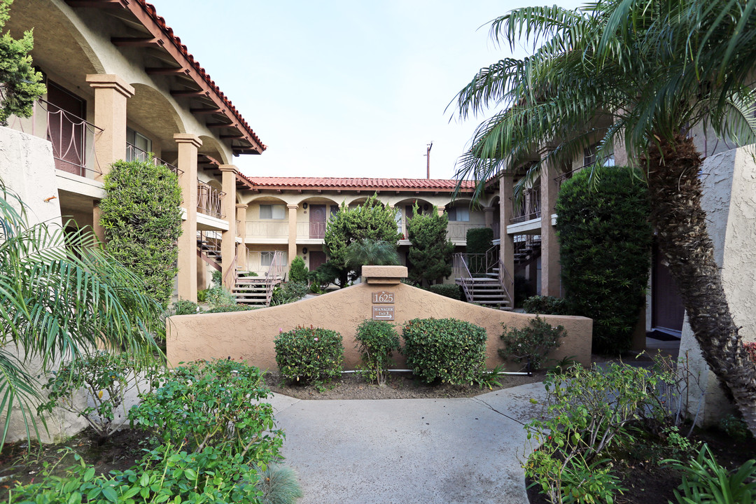 Castilian Park Apartments in Orange, CA - Foto de edificio