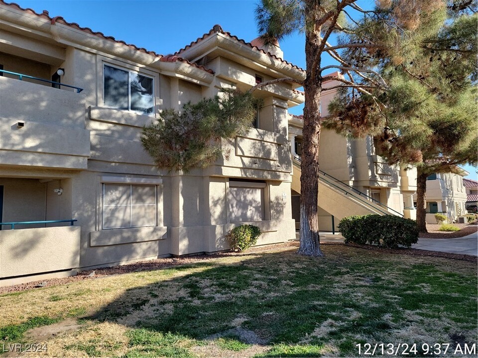 1556 Dallas Terrace in Henderson, NV - Building Photo