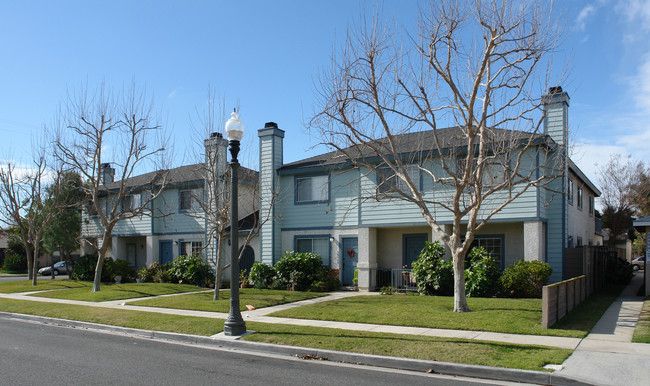 10711-10727 WALNUT Ave in Los Alamitos, CA - Foto de edificio - Building Photo