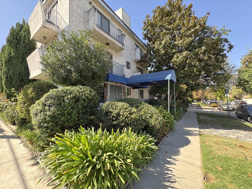 4267 Beverly Glen Blvd, Unit 204 in Sherman Oaks, CA - Foto de edificio