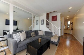 1012 7th St SE in Washington, DC - Foto de edificio - Building Photo