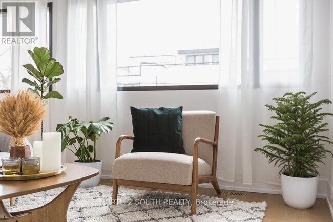 918 Manning Ave in Toronto, ON - Building Photo - Building Photo