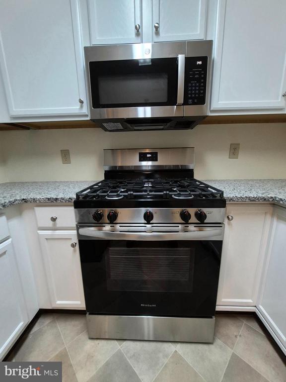 904 Sweetwater Dr in Cinnaminson, NJ - Foto de edificio - Building Photo