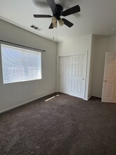 609 Yellow Meadow Ct in Bakersfield, CA - Foto de edificio - Building Photo