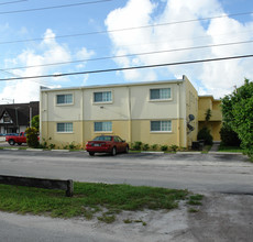 Croissant Park Apartments in Fort Lauderdale, FL - Building Photo - Building Photo