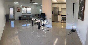686 Brittany Dr in Delray Beach, FL - Building Photo