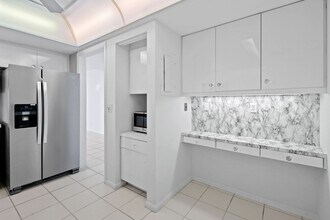 2425 Presidential Way in West Palm Beach, FL - Building Photo - Building Photo