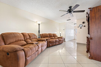 2638 Gately Dr E in West Palm Beach, FL - Foto de edificio - Building Photo