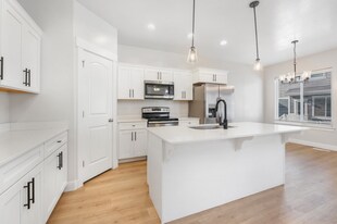 1048 N Freeman Dr in Saratoga Springs, UT - Building Photo