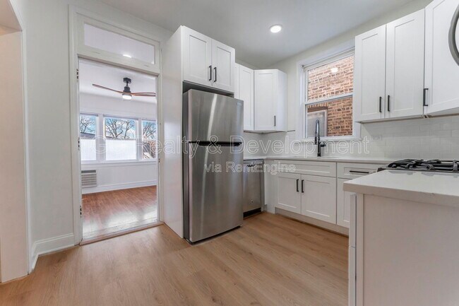 5737 N Washtenaw Ave in Chicago, IL - Building Photo - Building Photo