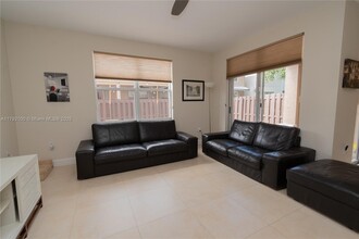 11201 NW 73rd St in Doral, FL - Foto de edificio - Building Photo