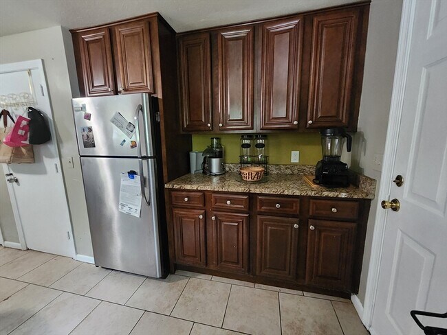 279 Howard St in Brockton, MA - Building Photo - Building Photo