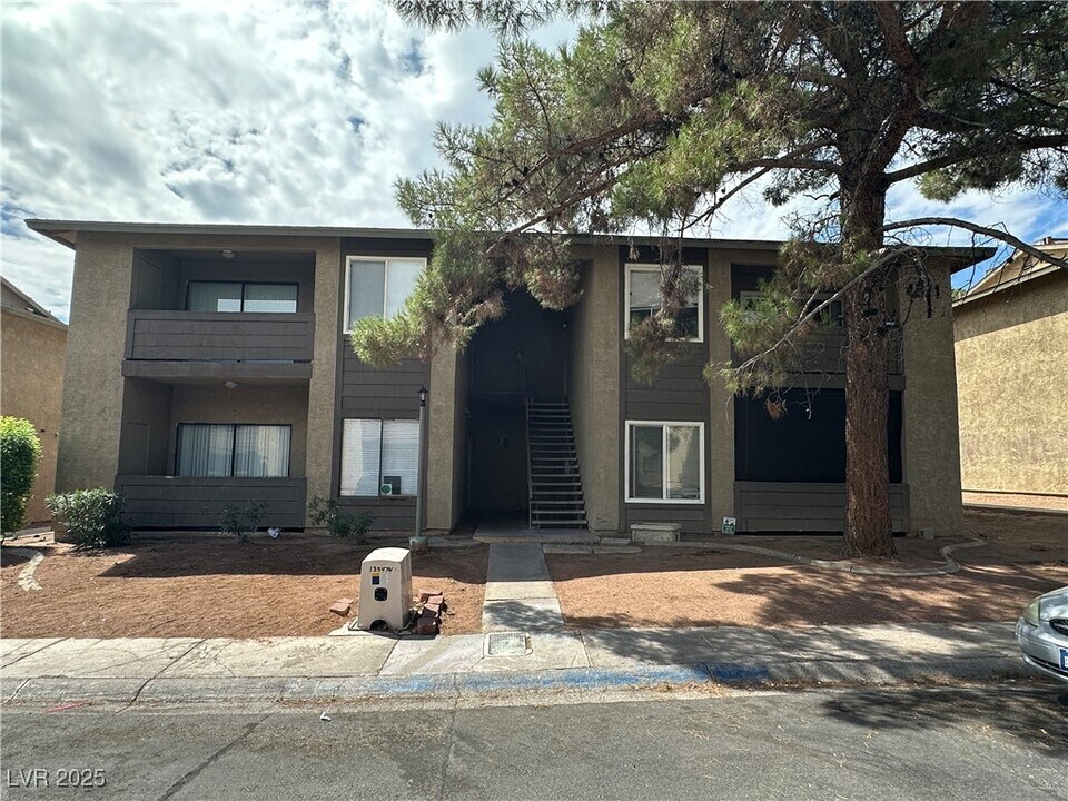 4571 Carriage Park Dr in Las Vegas, NV - Building Photo
